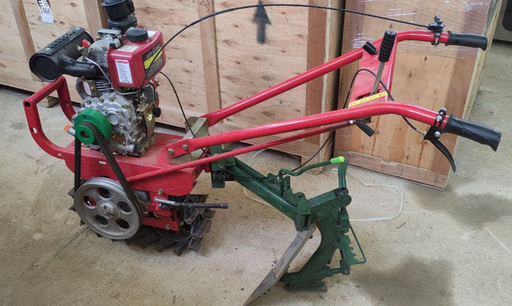 [A12.1.a1.R] Motocultor para terrenos con cultivos establecidos, surcador y arador con motor petrolero 173F y enfriamiento por aire